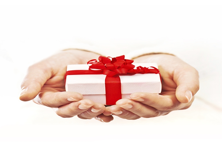 Give sth away có nghĩa là tặng quà cho người khác