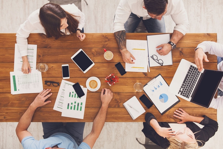 Keep nose to grindstone – tiếp tục làm việc không dừng (Nguồn: businesschicks)