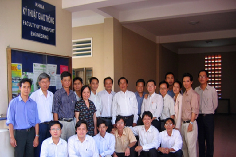 Tập thể các thầy cô tại khoa kỹ thuật giao thông