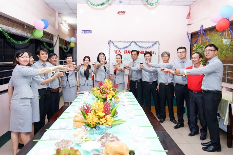 Bữa tiệc hội ngộ của các giáo viên tại VELS (Nguồn: ngoại ngữ Việt Anh – VELS)
