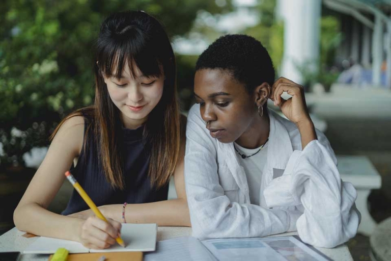 Học tiếng Anh vui hơn với EZ Learning (Nguồn: globegroup)