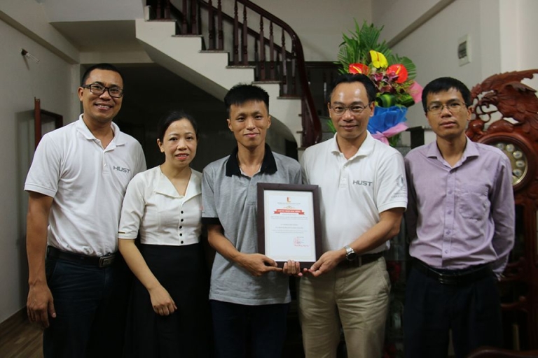 Ông Hoàng Minh Sơn - Hiệu trưởng trường ĐH Bách khoa HN trao học bổng cho Vương Xuân Hoàng (Nguồn: Vietnamnet)