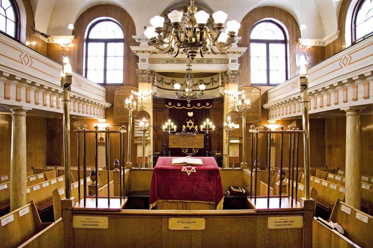 Bên trong một Synagogue – giáo đường của Do Thái Giáo