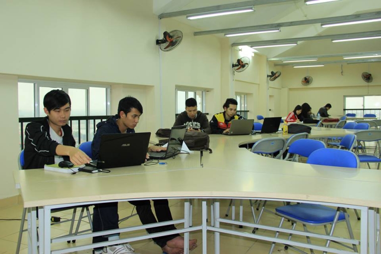 Thư viện ở trường được trang bị đầy đủ hệ thống máy tính hiện đại