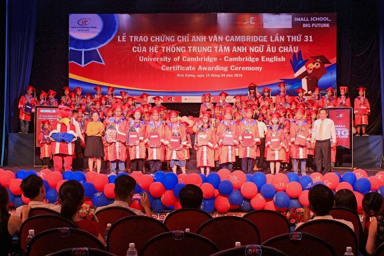 Lễ trao chứng chỉ tại Anh ngữ Âu châu