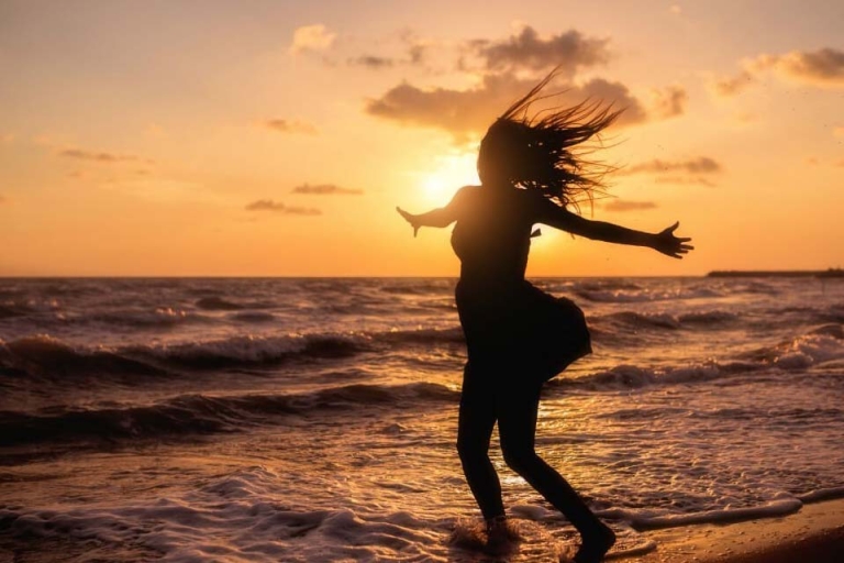 Sống cho hiện tại và hãy sống thật hạnh phúc (Nguồn: awakenthegreatnesswithin)