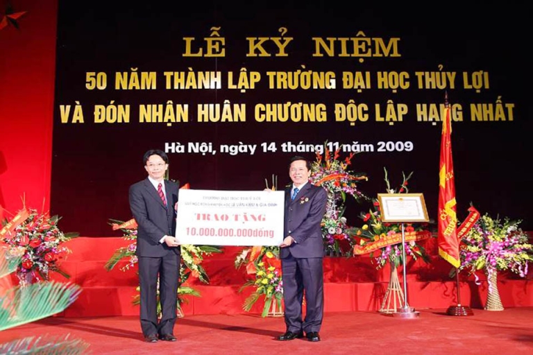 Anh hùng lao động Lê Văn Kiểm trao tặng quỹ học bổng “Lê Văn Kiểm và gia đình” cho ĐH Thủy Lợi
