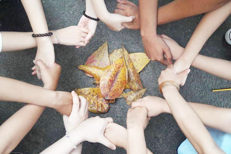 Cùng nắm tay nhau đi hết thanh xuân, Nhân Văn nhé! (Nguồn: Facebook Thảo Chương)