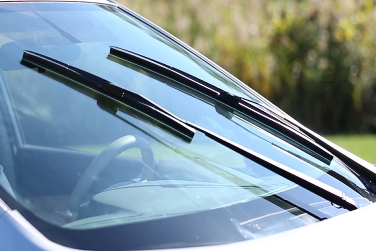 Windscreen wiper nghĩa là cần gạt nước – một bộ phận không thể của xe hơi