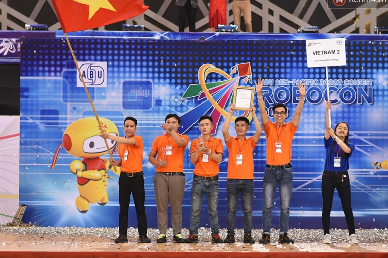 Đội tuyển Việt Nam 2 đến từ Đại học Lạc Hồng đã xuất sắc giành chức vô địch Robocon Châu Á 2018