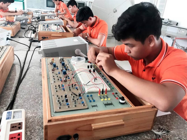 Giờ học thực hành của sinh viên LHU