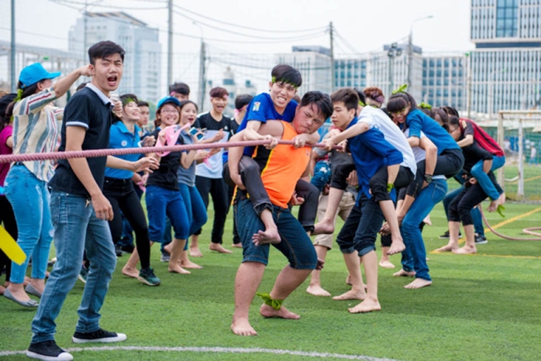 Sinh viên Đại học Nguyễn Trãi vui vẻ tham gia hoạt động thể thao tại trường
