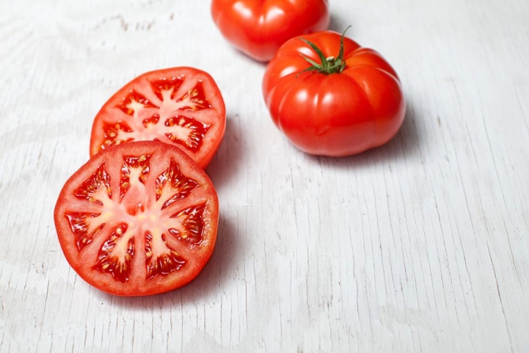 Hãy thêm trái cây và củ quả màu đỏ vào thực đơn nhé! (Nguồn: Backyard Farm)