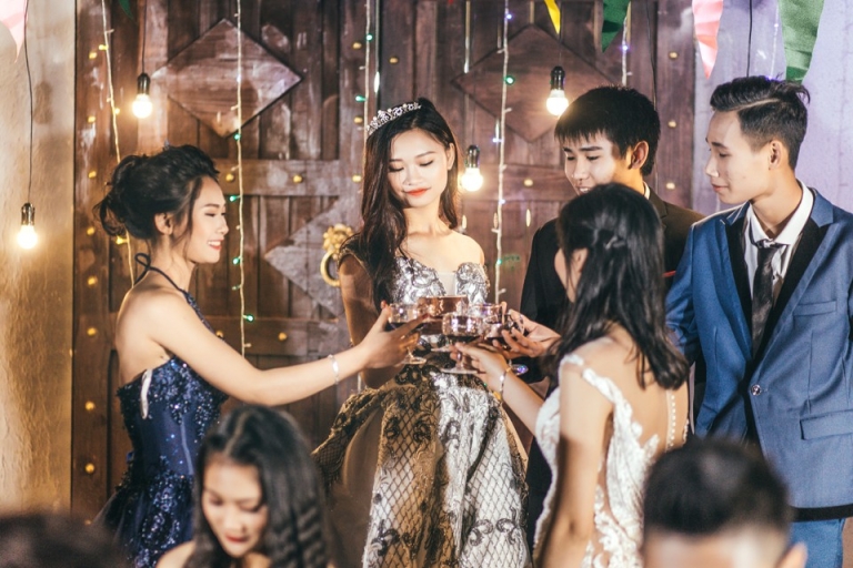 Hội con nhà giàu và những bữa tiệc sang chảnh (Nguồn: Kênh 14)