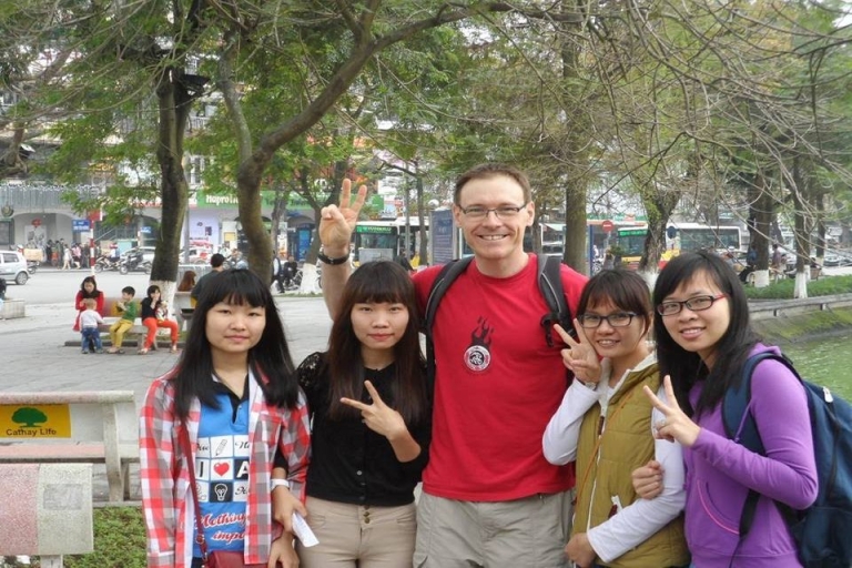 Học viên Hanoi Connection giao lưu với khách du lịch