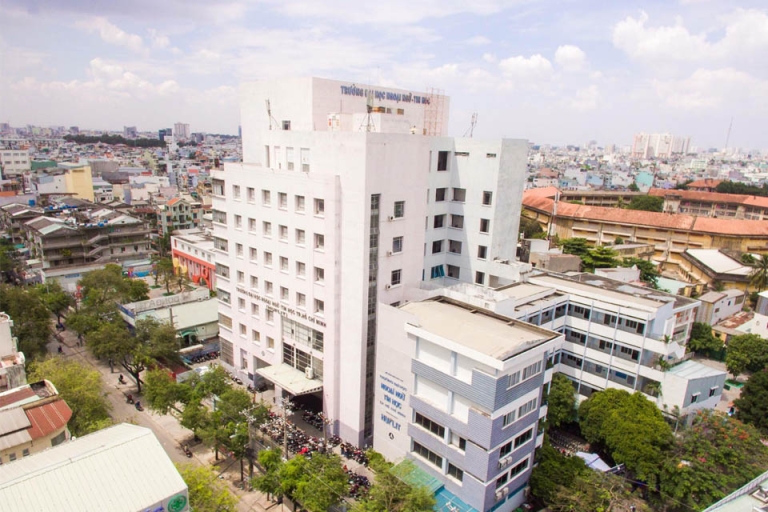 Bao quanh Huflit toàn là hàng quán ăn uống (Nguồn: CLB Nhiếp ảnh gia HUFLIT)