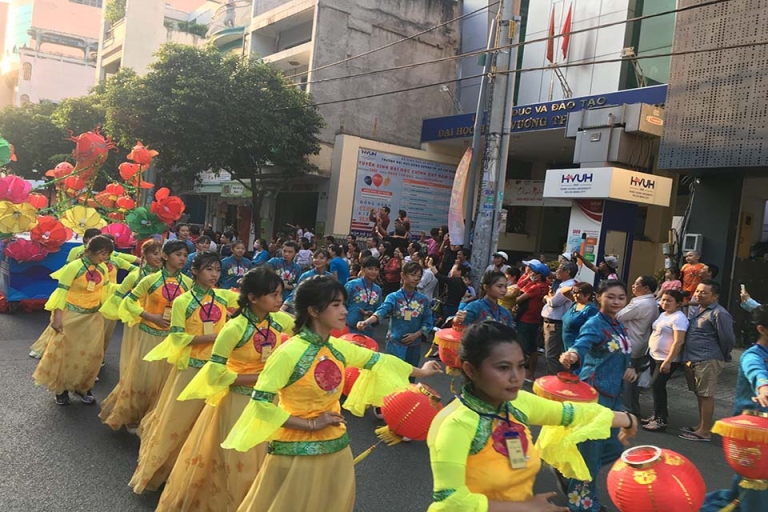 Lễ hội mừng Tết Nguyên tiêu của cộng đồng người Hoa ở Sài Gòn diễu hành qua trường ĐH Hùng Vương TP.HCM