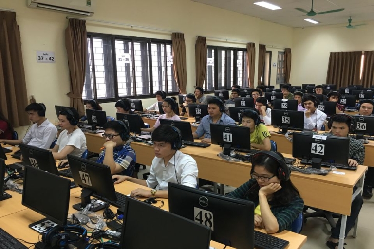 Thi thử TOEIC trên máy tính ở Ngoại ngữ CFL (Nguồn: CFL)