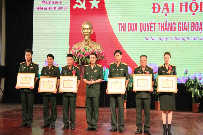 Đại tá Trần Văn Kim (chính ủy nhà trường) trao giấy khen của chủ nhiệm Tổng cục Chính trị cho các tập thể và cá nh