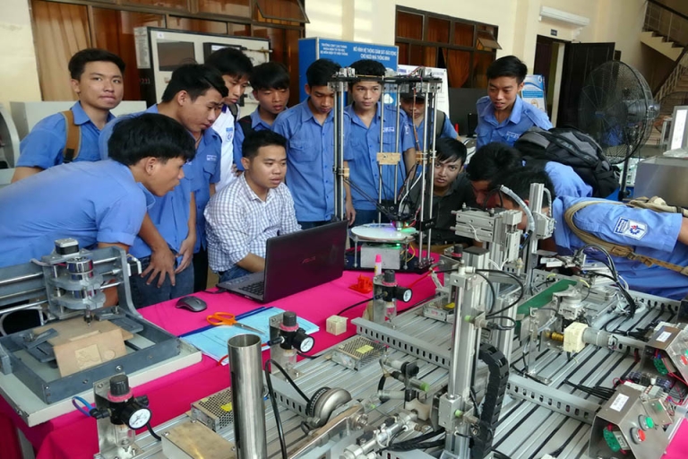 Sinh viên Cao Thắng chăm chú nghe giảng lớp thực hành (Nguồn: Cao đẳng Công nghệ Thủ Đức)