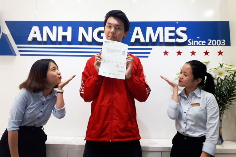 Một học viên tại AMES háo hứng khoe thành tích tiếng Anh của mình (Nguồn: Anh ngữ AMES)