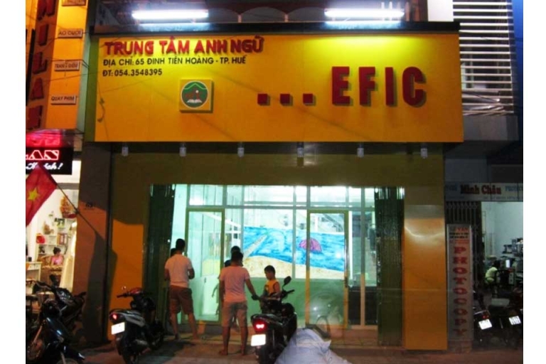 Cổng chính trung tâm Anh ngữ EFIC tại Đinh Tiên Hoàng (Nguồn: hockemtienganh)