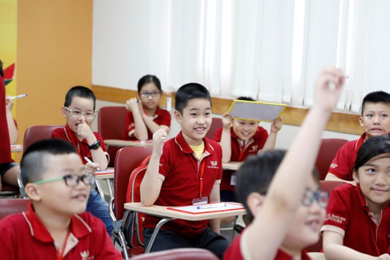 Các học viên nhí đang trong giờ thi tại Anh văn hội Việt Mỹ VUS (Nguồn: Dân trí)