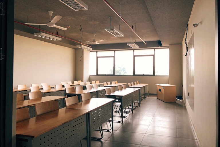 Tất cả bàn ghế đều mới toanh vẫn còn thơm mùi gỗ (Nguồn: we25)