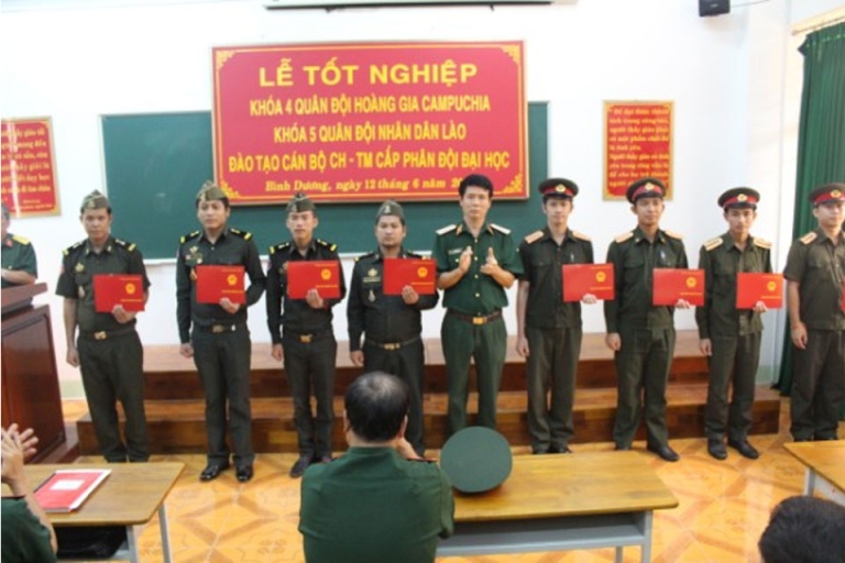 Các sinh viên của quân đội Lào và quân đội hoàng gia Campuchia trong ngày tốt nghiệp