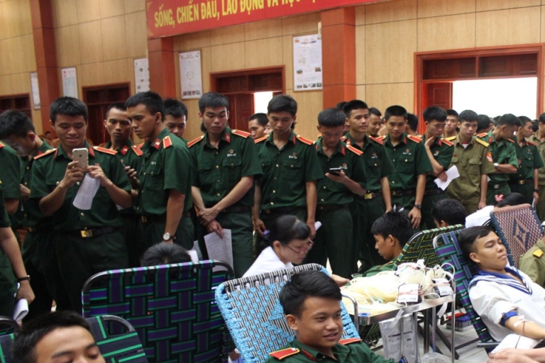 Học viên và cán bộ nhà trường tham gia ngày hội hiến máu tình nguyện