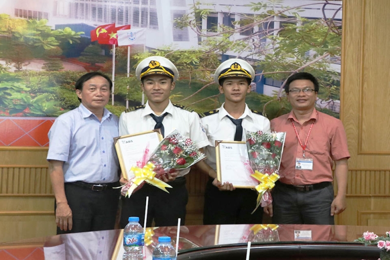 Hai sinh viên Nguyễn Tiến Phước Nhân (HH15A) và Hồ Ngọc Tiền (HH17A) thuộc Khoa hàng hải vinh dự nhận học bổng ABS của cơ quan đăng kiểm Hoa Kỳ (Nguồn: ut edu)