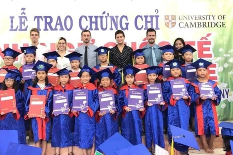 Giáo viên nước ngoài cùng học viên tại trung tâm đào tạo Anh Việt Mỹ EVAC