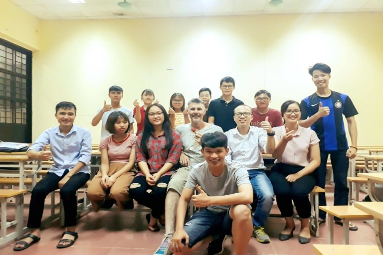 Học viên cùng với giáo viên tại trung tâm Hanoi Connection