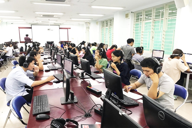 Tham dự kỳ thi VNU EPT với hình thức làm bài trên máy tính (Nguồn: Trung tâm Khảo thí và Đánh giá Chất lượng Đào tạo ĐHQG-HCM)