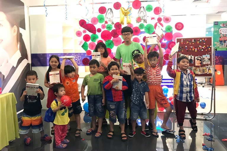 Mừng sinh nhật ngọt ngào bên bạn bè và thầy cô
