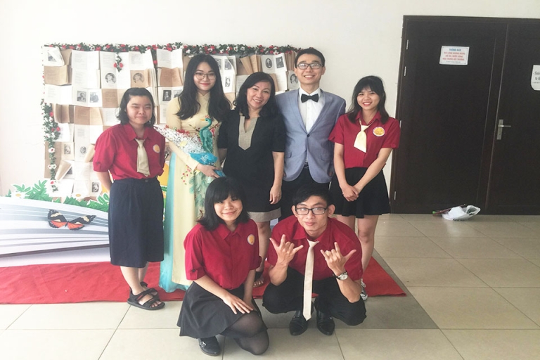 Cô Trần Thị Quế và các học trò trong cuộc thi hùng biện tiếng Nga lần III (Nguồn: Khoa Nga Đại học Sư phạm TP. HCM)