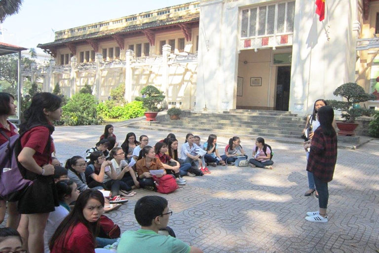 Tiết học ngoài trời tại bảo tàng lịch sử TP. HCM (Nguồn: Khoa Nga Đại học Sư phạm TP. HCM)