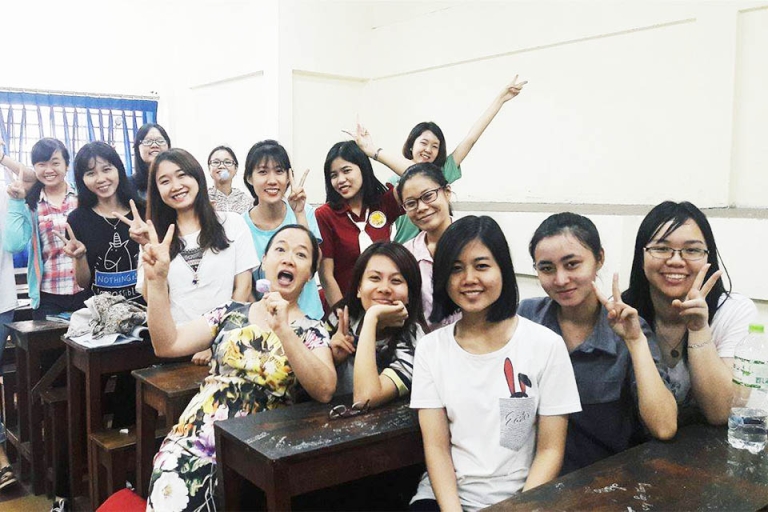 Cô Ngô Chân Mỹ giảng viên môn Hội thoại Nga và các học trò (Nguồn: khoa Nga Đại học Sư phạm TP. HCM)