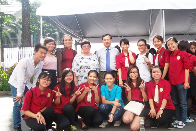 Sinh viên khoa Nga và cô Natalia (Nguồn: Khoa Nga Đại học Sư phạm TP. HCM)