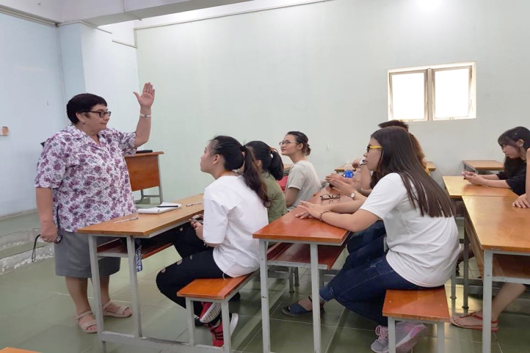 Cô Natalia trong giờ giảng dạy của mình (Nguồn: Ngữ văn Nga)