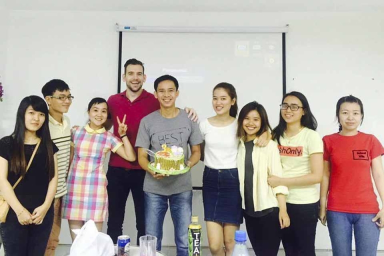 Không khí vui vẻ trong buổi học tại lớp học (Nguồn: tiếng Anh giao tiếp và TOEIC cô Thu Trang)