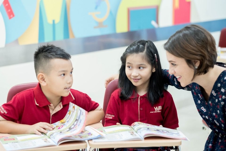 Các học viên nhí cũng phải trải qua bài thi xếp lớp VUS