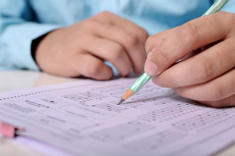 Bài thi SAT khá dài và các câu hỏi có phạm vi kiến thức khá rộng