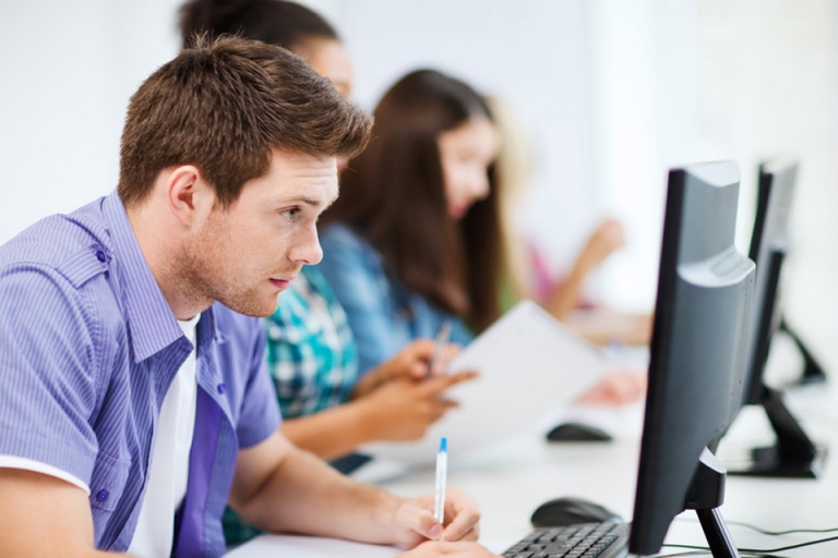Tổng điểm GMAT trung bình rơi vào khoảng 561,27 (Nguồn: kaptest)