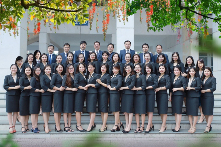 Tập thể giáo viên và cán bộ khoa Luật Đại học Vinh (Nguồn: Khoa Luật - Đại học Vinh)