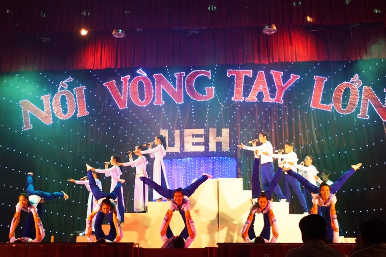 Nối vòng tay lớn là lễ hội văn hóa truyền thống của trường nhằm chào đón tân sinh viên UEH (Nguồn: UEHenter)