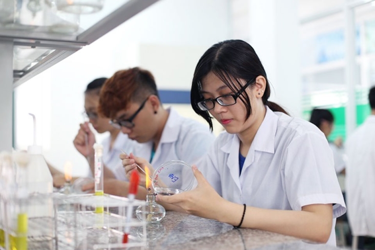 Với tính cách cẩn thận, con gái có khả năng làm tốt hơn trong một số công việc