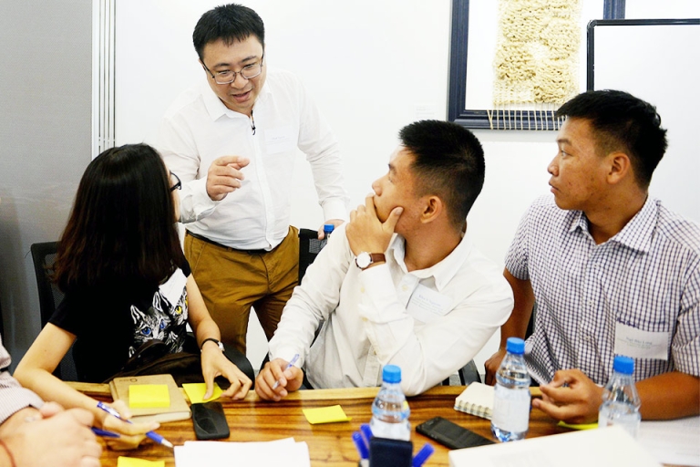 Thầy Nguyễn Viết Minh (người đang đứng) và sinh viên Fulbright