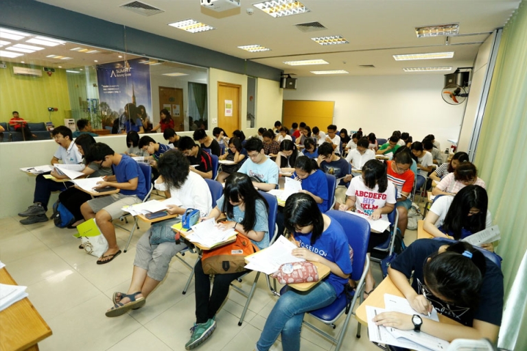 Khung cảnh các học viên đang chăm chỉ luyện thi (Nguồn: summit)