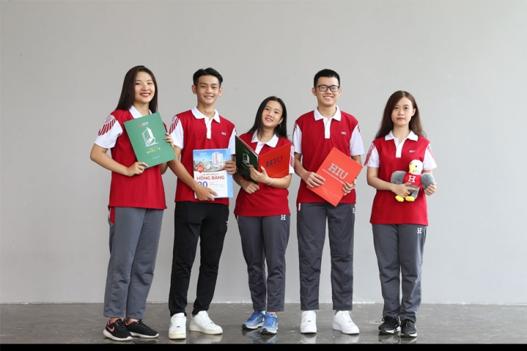 Sinh viên Đại học Quốc tế Hồng Bàng trong màu áo đồng phục nổi bật (Nguồn: hoahoctro)